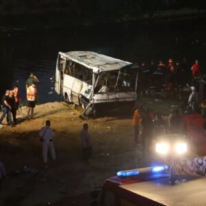 cezayirde otobus dere yatagina uctu 18 kisi bogularak can verdi ulusal yas ilan edildi F5qETCwn