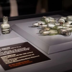 kas aciklarinda bulunan batikta 1100 yillik cam koku siseleri gun yuzune cikarildi T3FupUcb