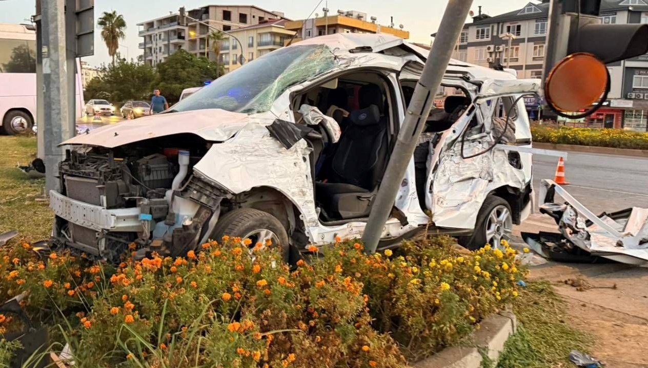 antalyada midibus ile hafif ticari arac carpisti 6 yarali z59HrmLc