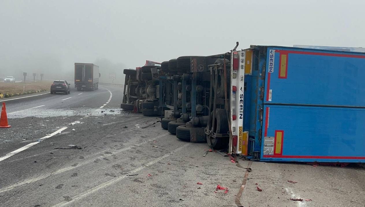 devrilen tirin surucusu yaralandi JNz49BAM