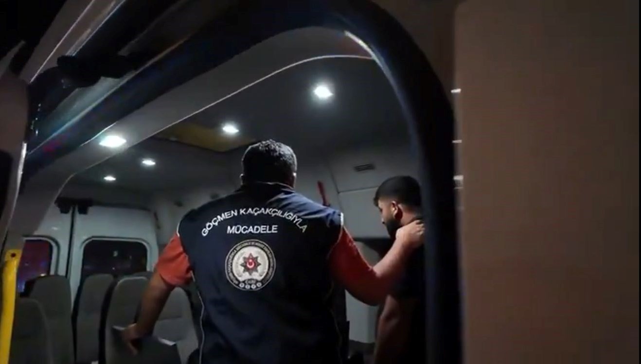iki sehirde gocmen operasyonu 19 duzensiz gocmen yakalandi fRUEgpr2