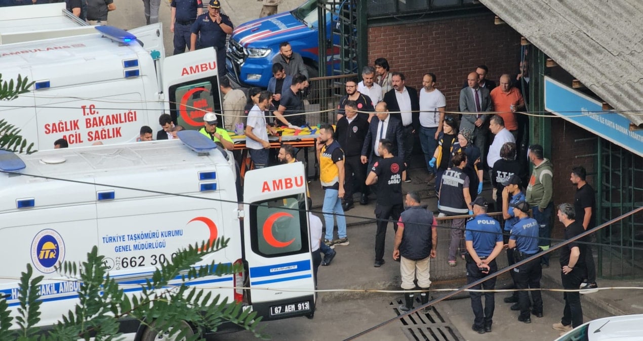 madende gocuk 1 isci hayatini kaybetti 4 isci kurtarildi a9lViuc6