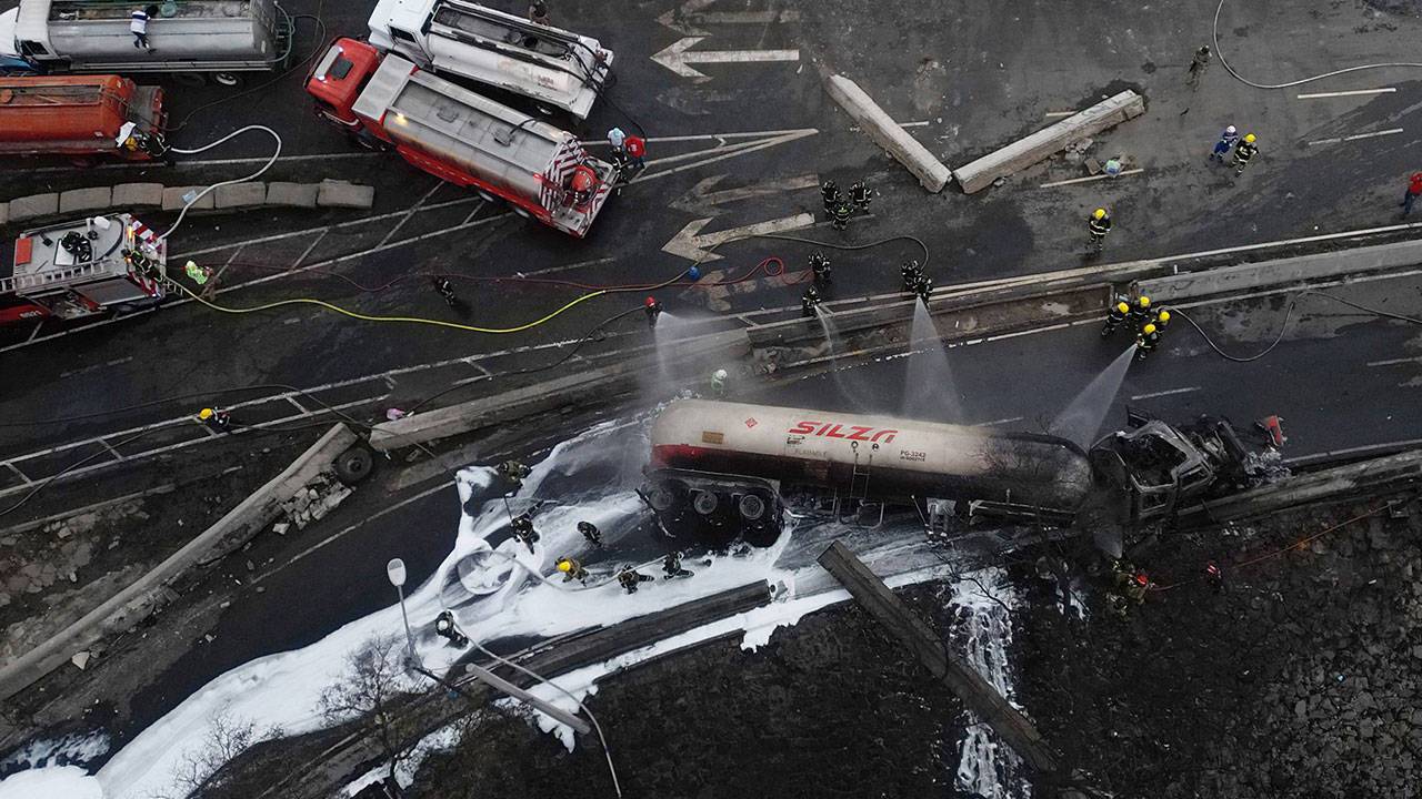 meksikada yanici madde tasiyan tanker patladi 3 olu 70 yarali 9jhMExR7