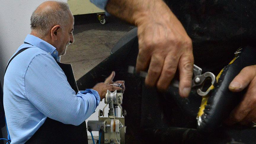 babasi kore savasinda askerlerden ogrendi kamyon lastigini soyup isledi bu isi turkiyede ilk baslatan benim 27KrPWiu