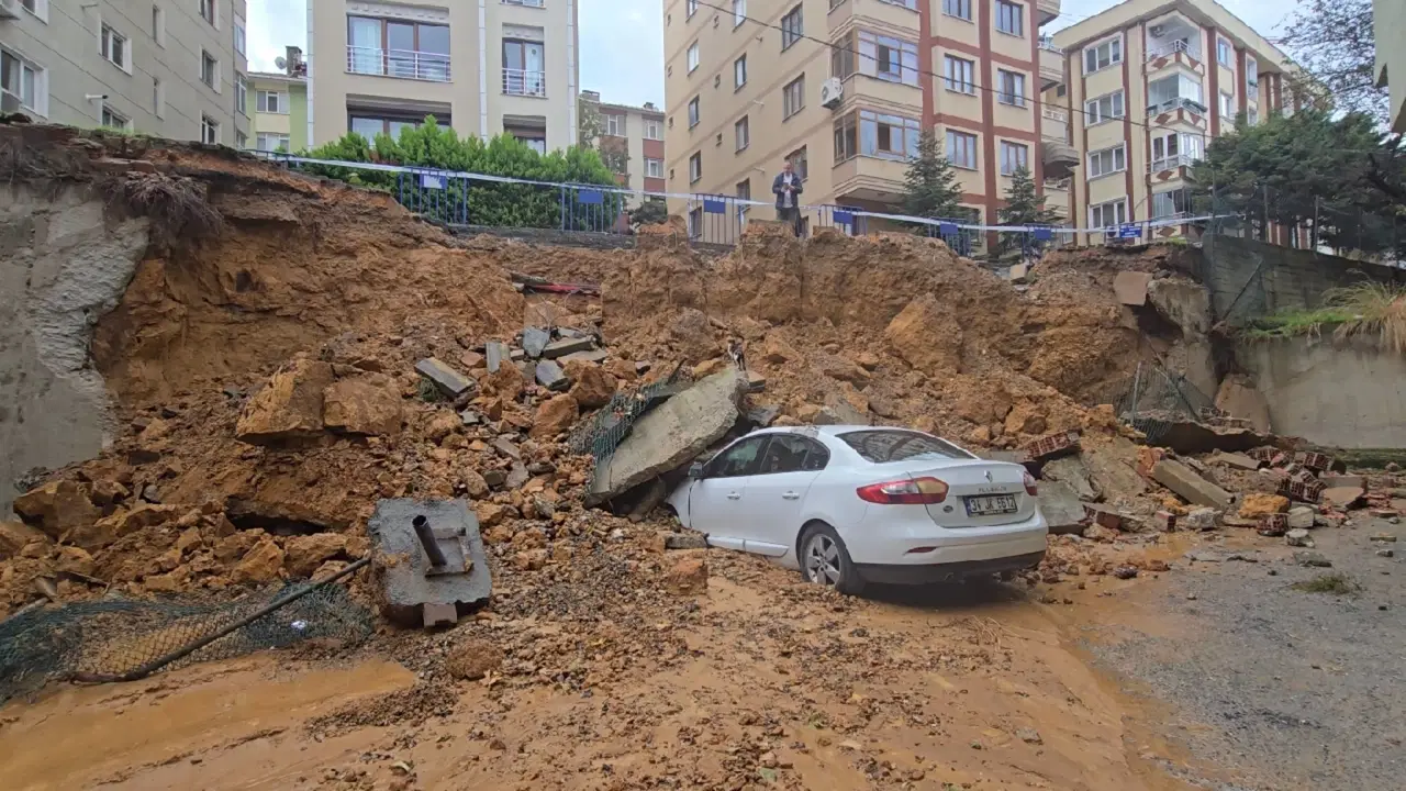 istanbulda sicak dakikalar istinat duvari uc aracin uzerine coktu O3aH5pwx.jpg