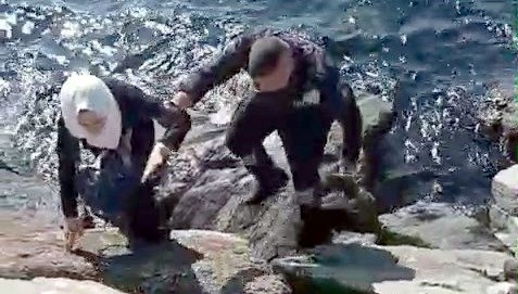 kayaliklarin arasina dustu guvenlik kurtardi ylwiCMKz.jpg