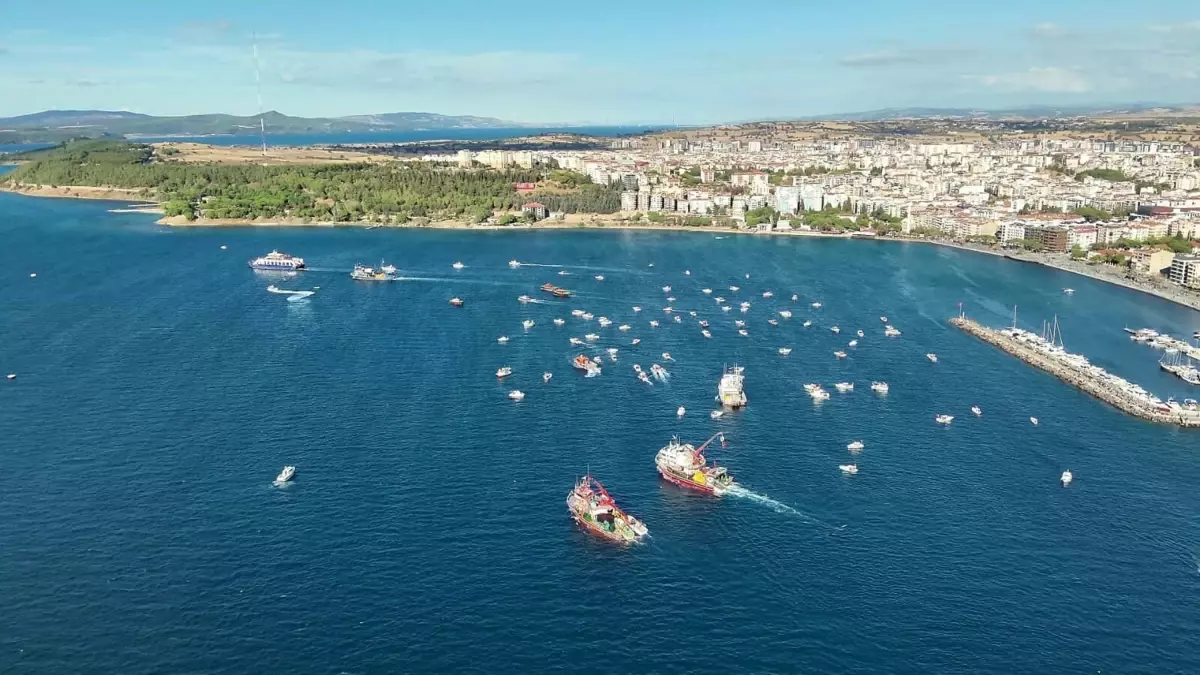 kuresel sumud filosuna destek icin turk ve filistin bayraklariyla donatilan teknelerden bogaz turu yFe55bbn