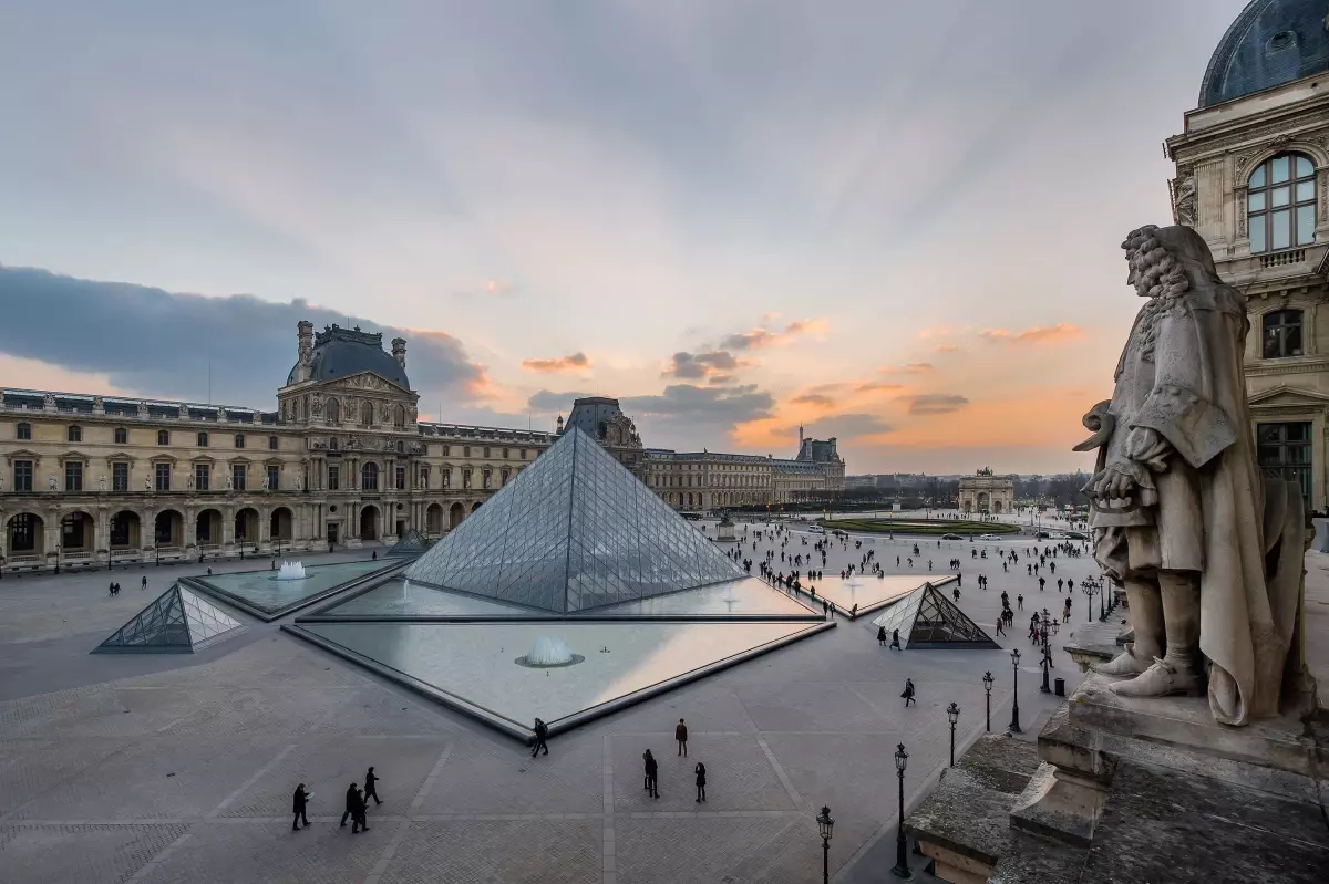 louvre muzesinde hirsizlik yrxgAbM3.jpg
