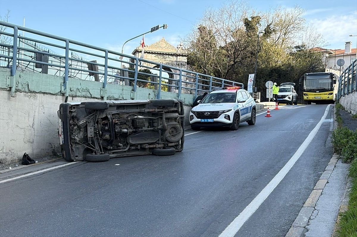 Beyoğlu’nda Ticari Araç Kaldırıma Çarptı, Sürücü Sağ Kaldı