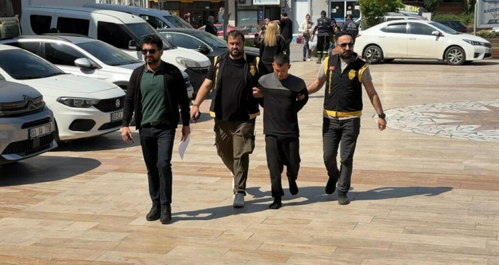 polisi-karsisinda-gorunce-yalin-ayak-kacmaya-calisti-kkyRj7ZW