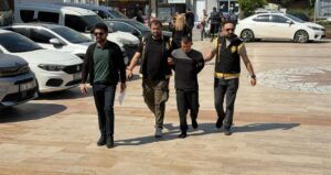 polisi-karsisinda-gorunce-yalin-ayak-kacmaya-calisti-kkyRj7ZW