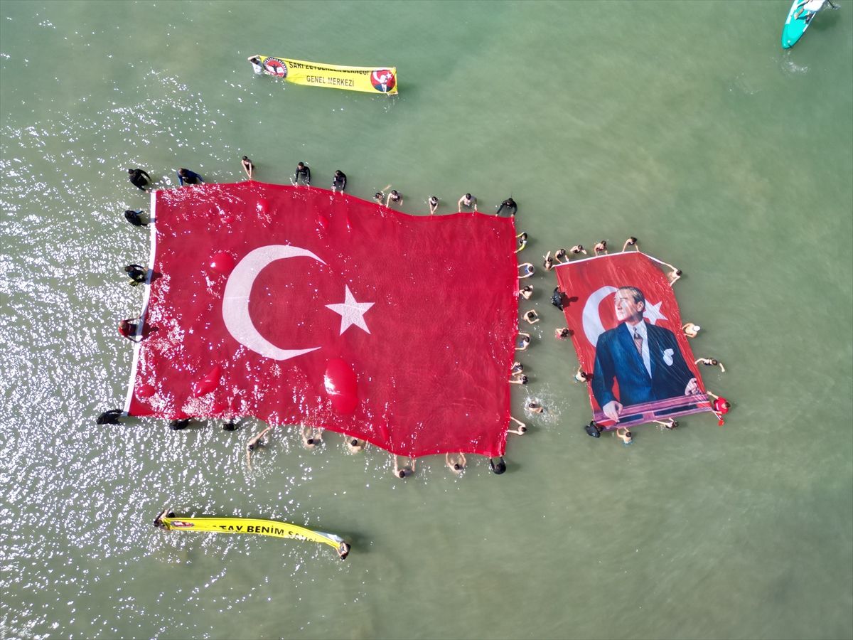 arsuzda-19-mayis-coskusu-denizde-138-metrekarelik-turk-bayragi-acildi-Ap6LsxlD