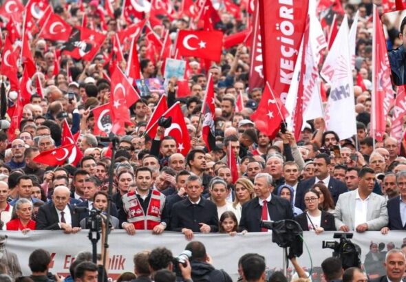 chp-lideri-ozel-19-mayista-genclerle-anitkabire-yurudu-genclere-emanet-edecegiz-LBjOcPNh