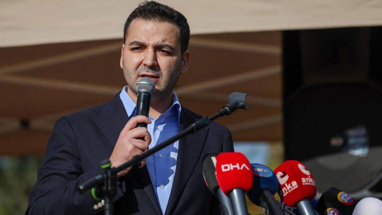 chpli-cem-aydindan-akpnin-genclik-bulusmasina-tepki-bedava-senlik-var-diye-arabalara-doldurup-PxSs5Gl1