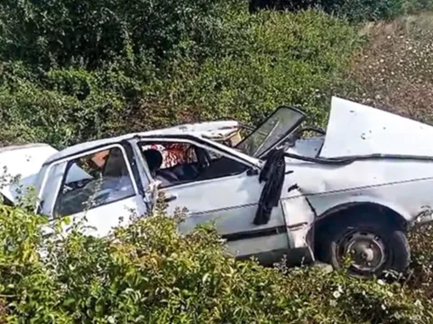 Adanada zincirleme kaza otomobil narenciye bahcesine devrildi 2si cocuk 4 yarali AVSdapXA